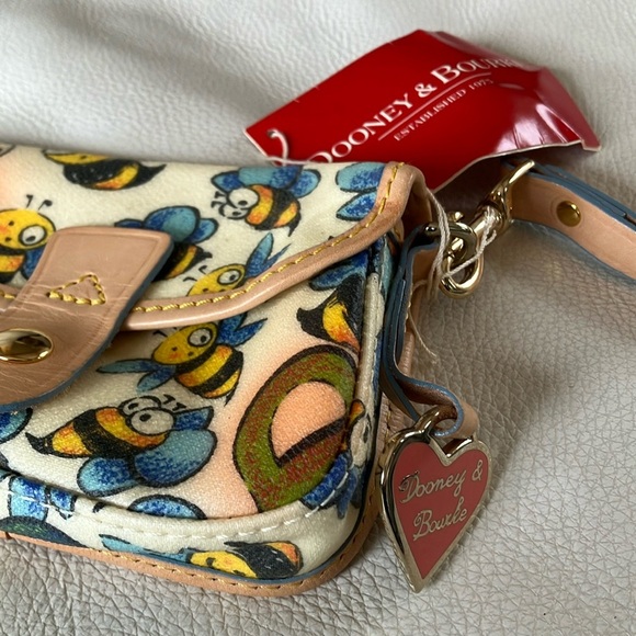 NWT Dooney & Bourke Bee Flat Wristlet Clutch - Picture 2 of 5